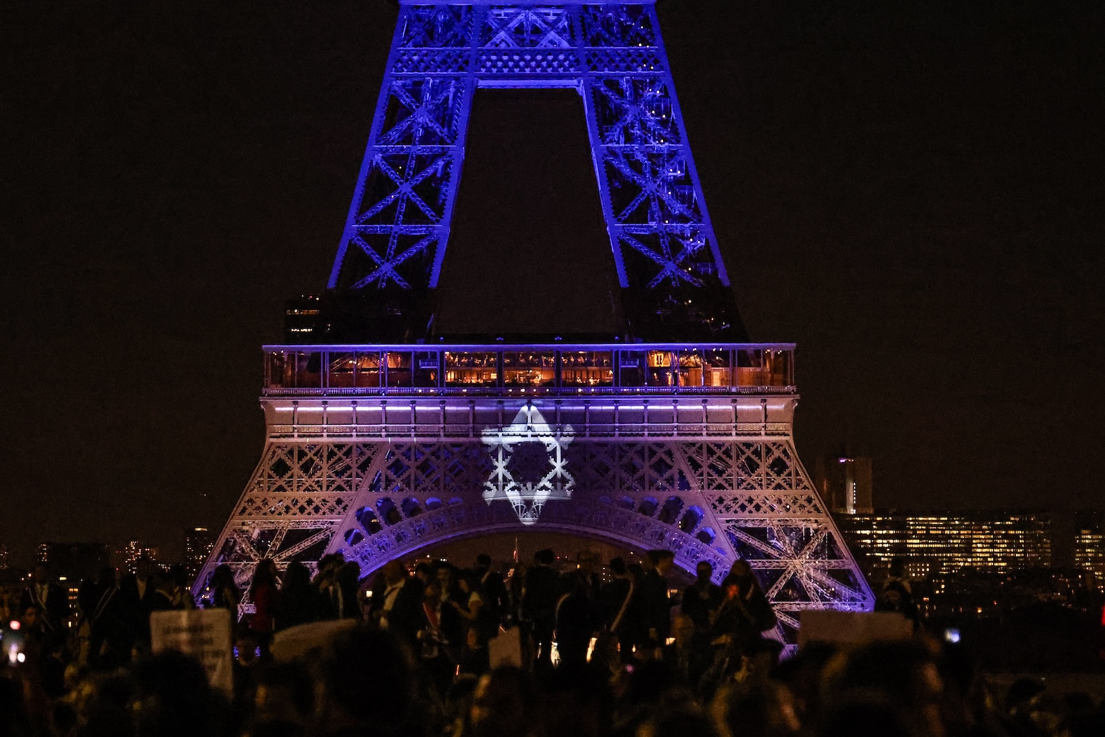 epa10910386 The Eiffel Tower lights up in colors of Israeli flag during a rally in support of Israel in Paris, France, 09 October 2023. More than 700 Israelis were killed and over 2,000 were injured since the Islamist movement Hamas carried out an unprecedented attack on southern Israel on 07 October, the Israeli army said. According to Palestinian officials, more than 700 people were killed and nearly 4,000 were injured as a result of Israelâ€™s retaliatory raids and air strikes in the Palestinian enclave.  EPA/MOHAMMED BADRA