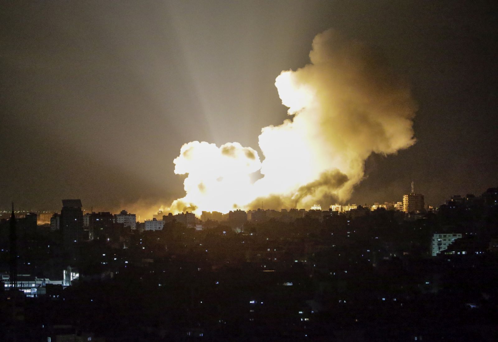 epaselect epa10912311 Smoke rises following an Israeli air strike in Al-Ramal neigbourhood in Gaza City on, 10 October 2023. At least 900 people have been killed and around 4,500 have been injured, according to the Palestinian Ministry of Health, after Israel started bombing the Palestinian enclave in response to an attack carried out by the Islamist movement Hamas on 07 October. More than 3,000 people, including 1,500 militants from Hamas, have been killed and thousands injured in both Gaza and Israel since 07 October, according to Israeli military sources and Palestinian officials.  EPA/MOHAMMED SABER