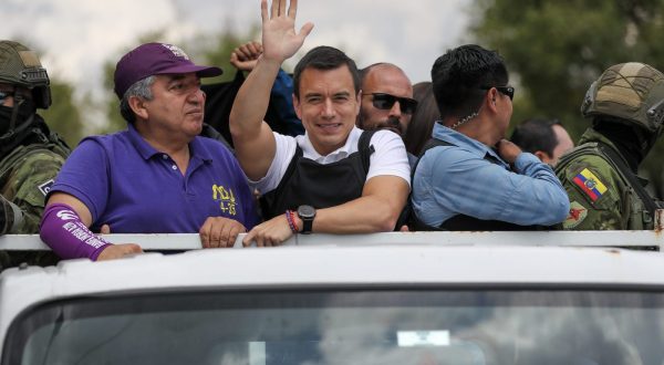 epa10914099 Ecuadorian presidential candidate Daniel Noboa (C), of the National Democratic Action Alliance political movement, drives through the streets of the Ecuadorian capital for the closing of his presidential election campaign in Quito, Ecuador, 11 October 2023. Ecuador's run-off presidential election is scheduled for 15 October 2023.  EPA/Jose Jacome