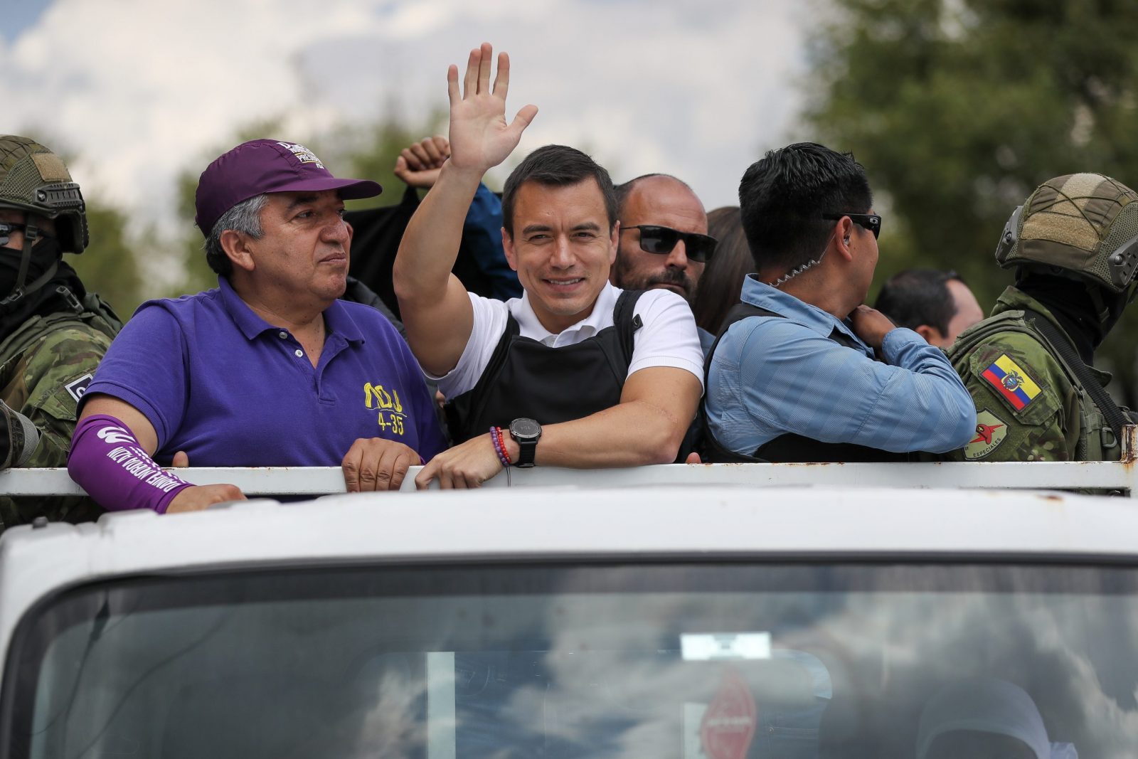 epa10914099 Ecuadorian presidential candidate Daniel Noboa (C), of the National Democratic Action Alliance political movement, drives through the streets of the Ecuadorian capital for the closing of his presidential election campaign in Quito, Ecuador, 11 October 2023. Ecuador's run-off presidential election is scheduled for 15 October 2023.  EPA/Jose Jacome