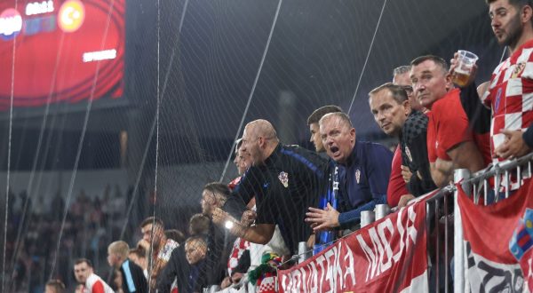 Osijek, 12.10.2023. - Utakmica kvalifikacija za Europsko nogometno prvenstvo između reprezentacije Hrvatske i Turske na Opus Areni u Osijeku. Na slici hrvatski navijači tijekom utakmice.
foto HINA/ Damir SENČAR/ ds