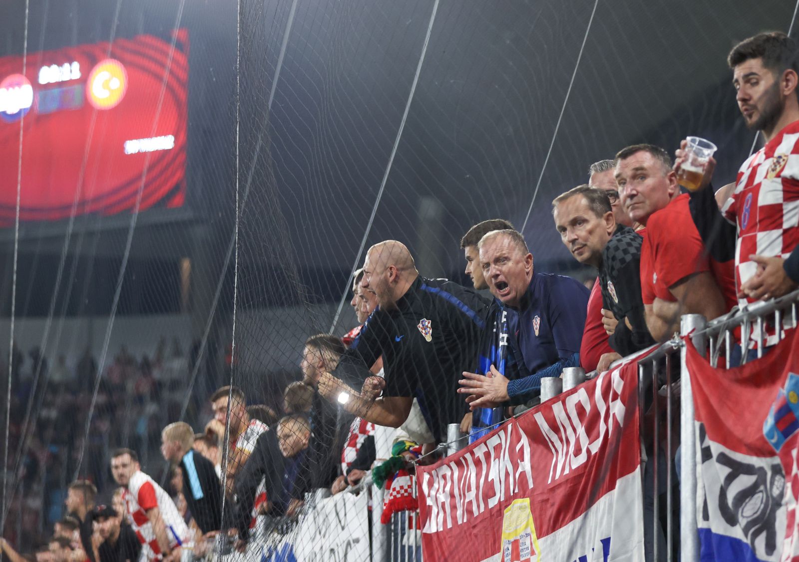 Osijek, 12.10.2023. - Utakmica kvalifikacija za Europsko nogometno prvenstvo između reprezentacije Hrvatske i Turske na Opus Areni u Osijeku. Na slici hrvatski navijači tijekom utakmice.
foto HINA/ Damir SENČAR/ ds