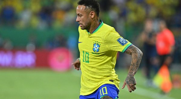 epa10915918 Neymar Jr of Brazil controls the ball during a CONMEBOL FIFA World Cup 2026 qualifier soccer match between Brazil and Venezuela at Arena Pantanal stadium in Cuiabá, Brazil, 12 October 2023.  EPA/Andre Borges