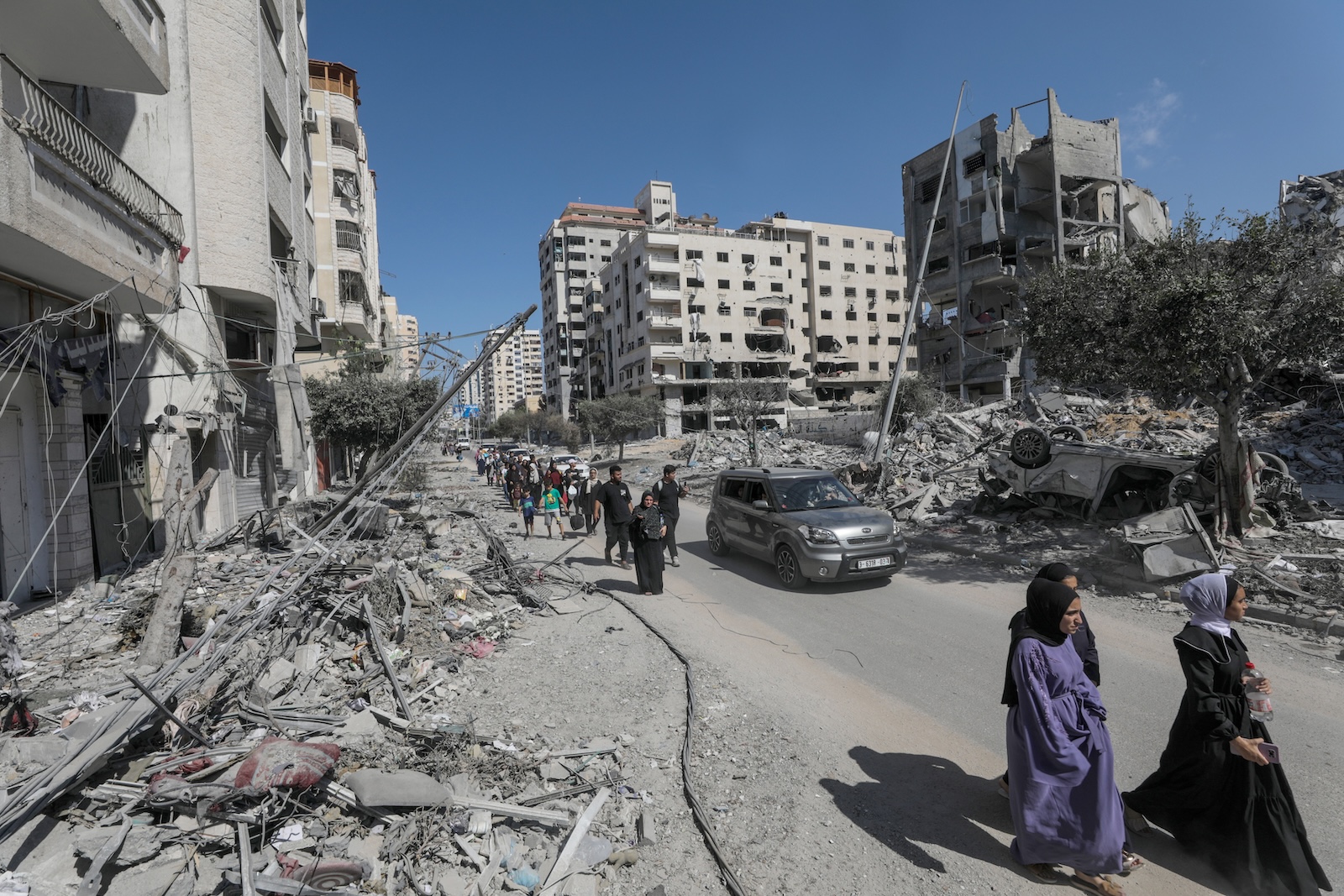 epa10916755 Residents of Gaza city begin to evacuate following an Israeli warning of increased military operations in the Gaza strip, 13 October 2023. The Israeli Defense Force (IDF) on 13 October called for the evacuation of all civilians of northern Gaza ahead of an expected ground invasion  EPA/MOHAMMED SABER