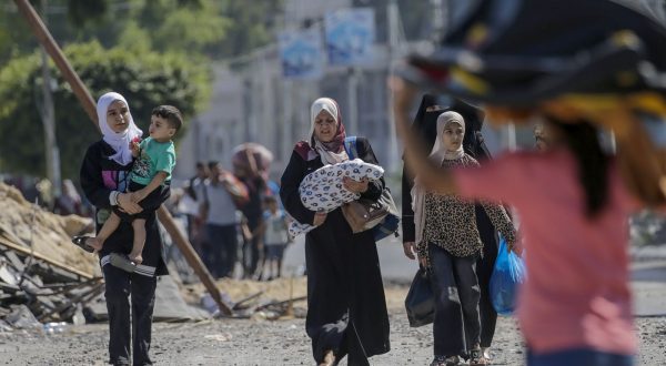 epa10916974 Women and children are seen evacuating Gaza City following an Israeli warning of increased military operations in the Gaza strip, 13 October 2023. The Israeli Defense Force (IDF) on 13 October called for the evacuation of all civilians of northern Gaza. Ahead of an expected ground invasion.  EPA/MOHAMMED SABER