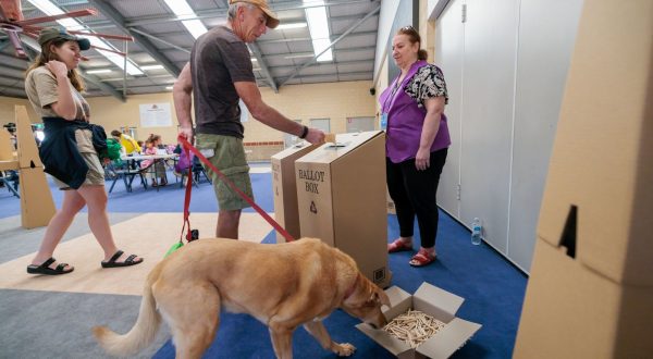 epa10918080 Members of the public vote at Doubleview Primary School voting center in Perth, Australia 14 October 2023. Australians will participate in a historic referendum on 14 October to decide whether Indigenous people will be acknowledged in the country's constitution through the establishment of a new parliamentary advisory board.  EPA/RICHARD WAINWRIGHT AUSTRALIA AND NEW ZEALAND OUT