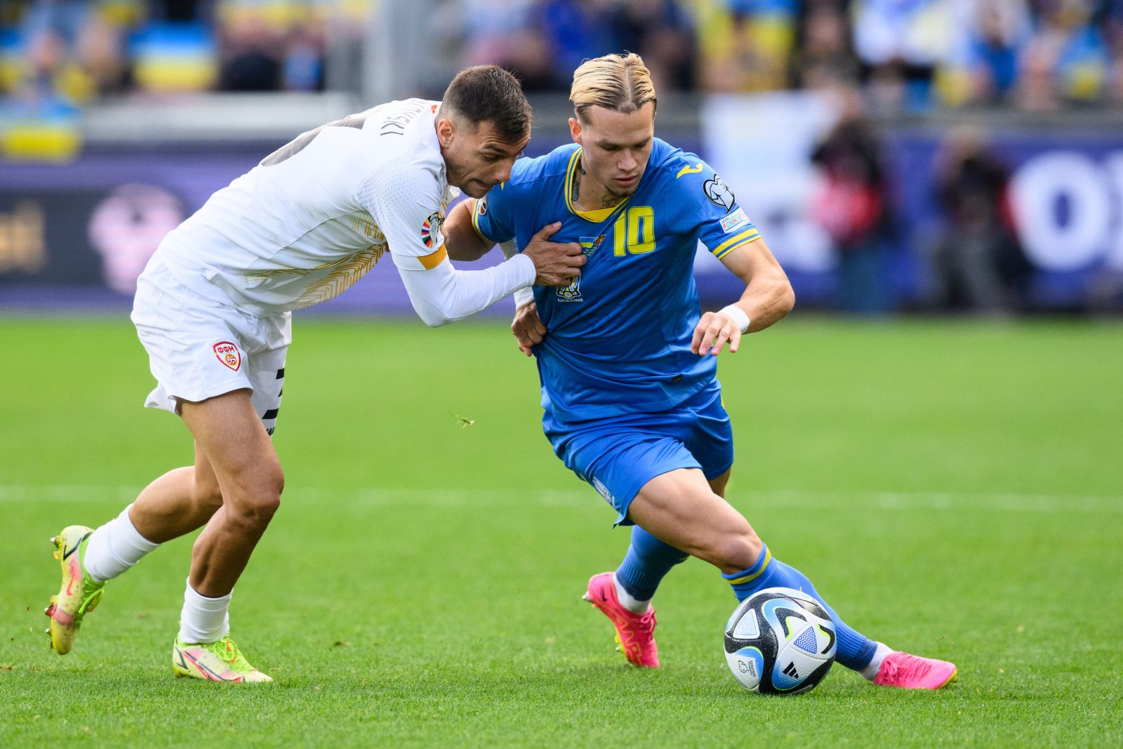 epa10918619 Stefan Ashkovski (L) of North Macedonia in action against Mykhailo Mudryk of Ukraine during the UEFA EURO 2024 group C qualification round match between Ukraine and North Macedonia in Prague, Czech Republic, 14 October 2023.  EPA/VLASTIMIL VACEK