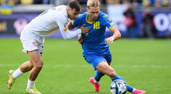 epa10918619 Stefan Ashkovski (L) of North Macedonia in action against Mykhailo Mudryk of Ukraine during the UEFA EURO 2024 group C qualification round match between Ukraine and North Macedonia in Prague, Czech Republic, 14 October 2023.  EPA/VLASTIMIL VACEK
