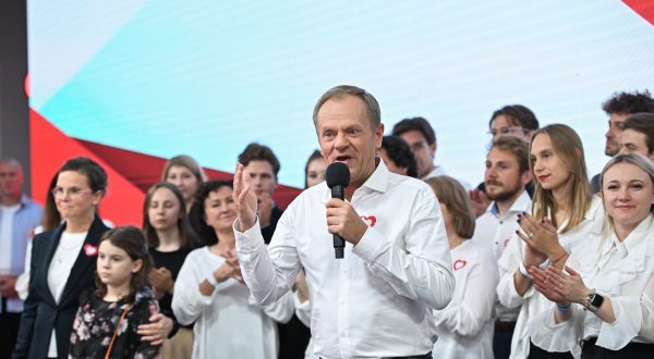 epa10920949 Leader of main opposition party Civic Platform (PO) Donald Tusk (C) speaks during Law and Justice party parliamentary elections night in Warsaw, Poland, 15 October 2023. Parliamentary elections are underway in Poland, in which citizens elect 460 MPs and 100 senators for a four-year term. In addition to the elections on the same day, Poland will hold a four-point referendum on the privatization of state-owned enterprises, increasing the retirement age, accepting migrants under the EU relocation mechanism and removing border barriers with Belarus.  EPA/Piotr Nowak POLAND OUT