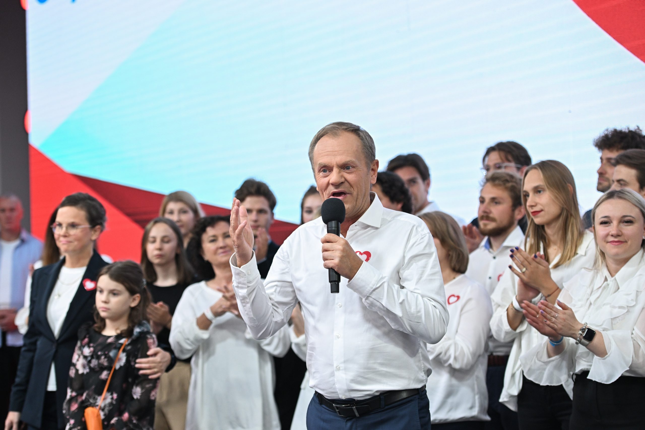 epa10920949 Leader of main opposition party Civic Platform (PO) Donald Tusk (C) speaks during Law and Justice party parliamentary elections night in Warsaw, Poland, 15 October 2023. Parliamentary elections are underway in Poland, in which citizens elect 460 MPs and 100 senators for a four-year term. In addition to the elections on the same day, Poland will hold a four-point referendum on the privatization of state-owned enterprises, increasing the retirement age, accepting migrants under the EU relocation mechanism and removing border barriers with Belarus.  EPA/Piotr Nowak POLAND OUT