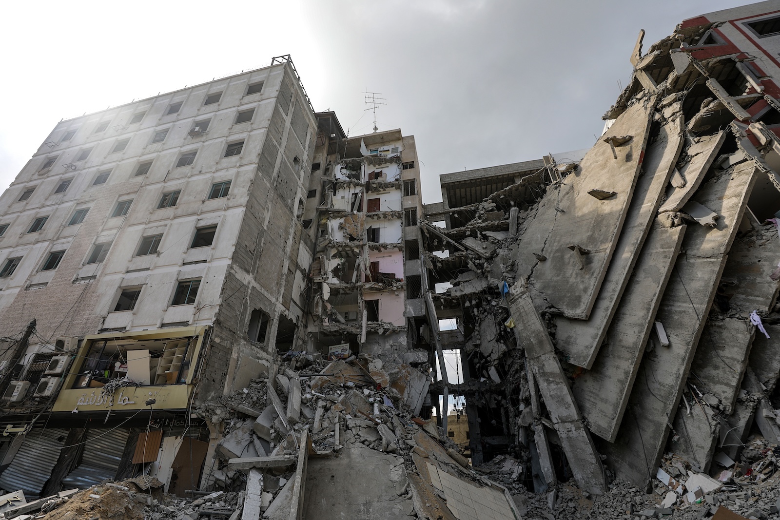 epa10922142 View of a destroyed building following Israeli strikes in Al Remal, in Gaza City, 16 October 2023. Israel has warned all citizens of the Gaza Strip to move to the south ahead of an expected invasion. More than 2,750 Palestinians and 1,400 Israelis have been killed according to the Israel Defense Forces (IDF) and Palestinian Health Ministry after Hamas militants launched an attack against Israel from the Gaza Strip on 07 October.  EPA/MOHAMMED SABER