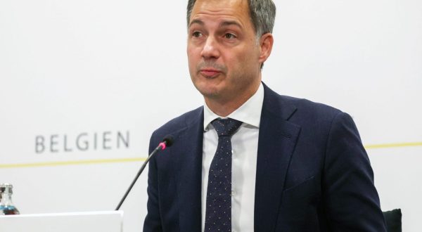 epa10922845 Belgian Prime Minister Alexander De Croo gives a press conference following a shooting in Brussels, Belgium 17 October 2023. Two people died after a shooting took place in Brussels on the evening of 16 October 2023. Belgian police identified the shooter as a Tunisian asylum seeker born in 1978.  EPA/OLIVIER HOSLET