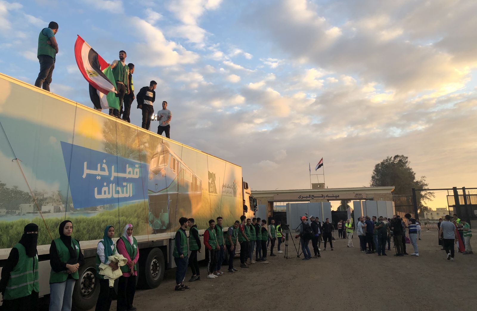 epa10923012 A truck of a humanitarian aid convoy for the Gaza Strip is parked outside Rafah border gate, Egypt, 17 October 2023. As international mediators continue to push for the passage of aid into Gaza and the exit of foreign nationals fleeing the conflict, from it, Egypt's border crossing with the Gaza Strip in Rafah remained closed on 16 October, with the international aid convoys mostly stationed in the town of Arish some 50km away from Rafah.  EPA/STR