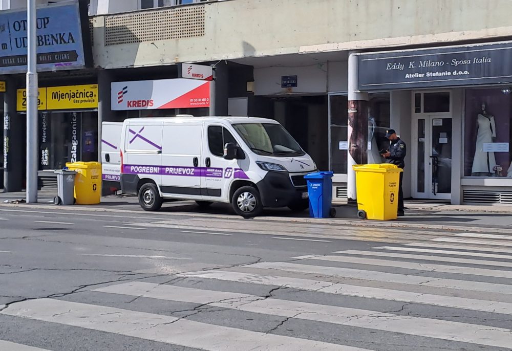 Osijek, 17.10.2023.- Provedenim oèevidom u upanijskoj ulici u Osijeku, na mjestu gdje je u utorak ujutro pronaðen mrtav mukarac, utvrðena je sumnja na nasilnu smrt, izvijestilo je u utorak osjeèko upanijsko tuiteljstvo. 
foto HINA/ Igor VUÈKOVIÆ/ ua