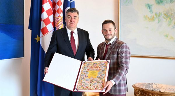 Zagreb, 17.10.2023.- Predsjednik Republike Zoran Milanoviæ dodijelio je Povelju Republike Hrvatske gimnastièaru Tinu Srbiæu, a njegovog trenera Lucijana Krcea odlikovao je Redom hrvatskog pletera. Na slici Zoran Milanoviæ i Tin Srbiæ. 
foto HINA/ Ured predsjednika Republike Hrvatske/ Ana Marija Katiæ/ ua