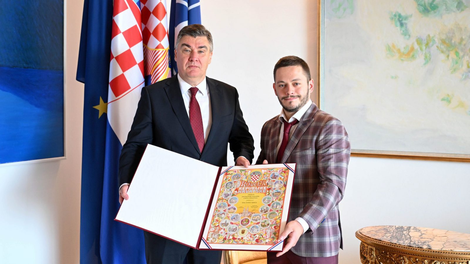 Zagreb, 17.10.2023.- Predsjednik Republike Zoran Milanoviæ dodijelio je Povelju Republike Hrvatske gimnastièaru Tinu Srbiæu, a njegovog trenera Lucijana Krcea odlikovao je Redom hrvatskog pletera. Na slici Zoran Milanoviæ i Tin Srbiæ. 
foto HINA/ Ured predsjednika Republike Hrvatske/ Ana Marija Katiæ/ ua