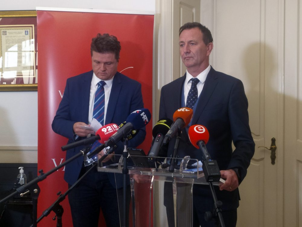 Varadin, 17.10.2023.- Grad Varadin u utorak æe pustiti u javno savjetovanje, nacrte pet odluka koji su vezani uz poreze i komunalne naknade, a gradonaèelnik Neven Bosilj najavio je rast plaæa za gotovo 98 Varadinaca, ali i rast komunalnog boda. Na slici zamjenik gradonaèelnika Miroslav Markoviæ i Neven Bosilj. 
foto HINA/ Sinia KALAJDIJA/ ua