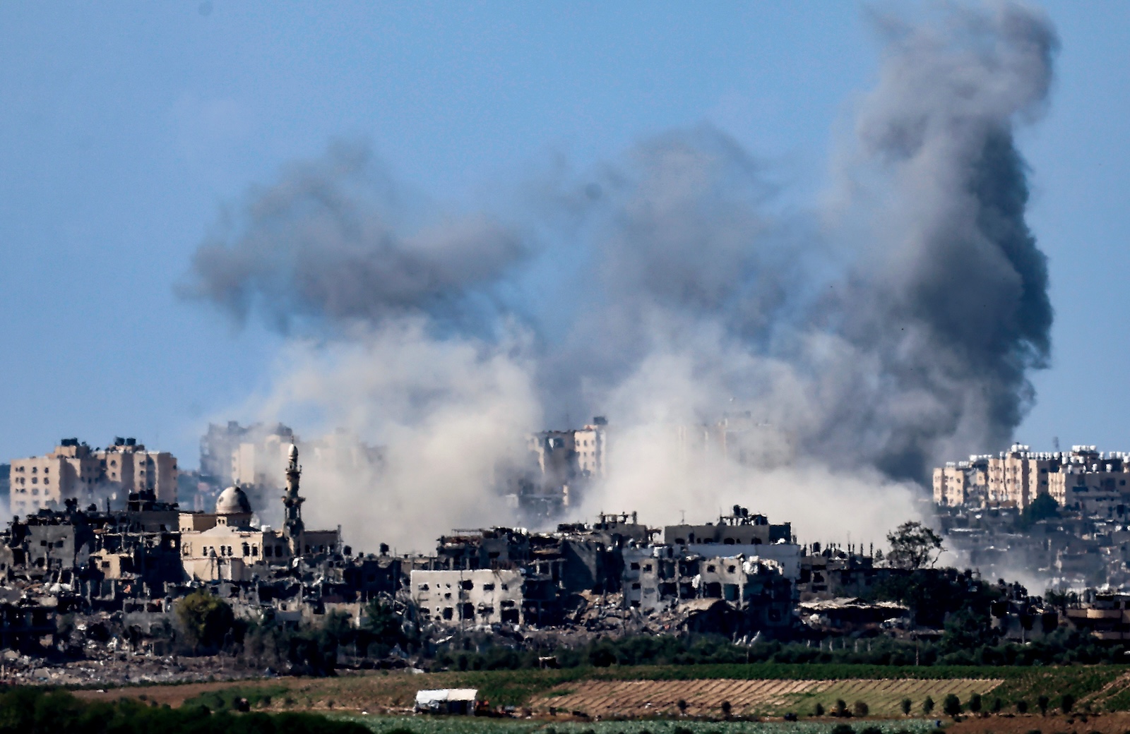 epa10923288 Smoke rises from the northern part of the Gaza Strip as a result of an Israeli airstrike, 17 October 2023. Israel has warned all citizens of the Gaza Strip to move to the south ahead of an expected invasion. More than 2,750 Palestinians and 1,300 Israelis have been killed according to the IDF and Palestinian health ministry, after Hamas militants launched an attack against Israel from the Gaza Strip on 07 October.  EPA/HANNIBAL HANSCHKE
