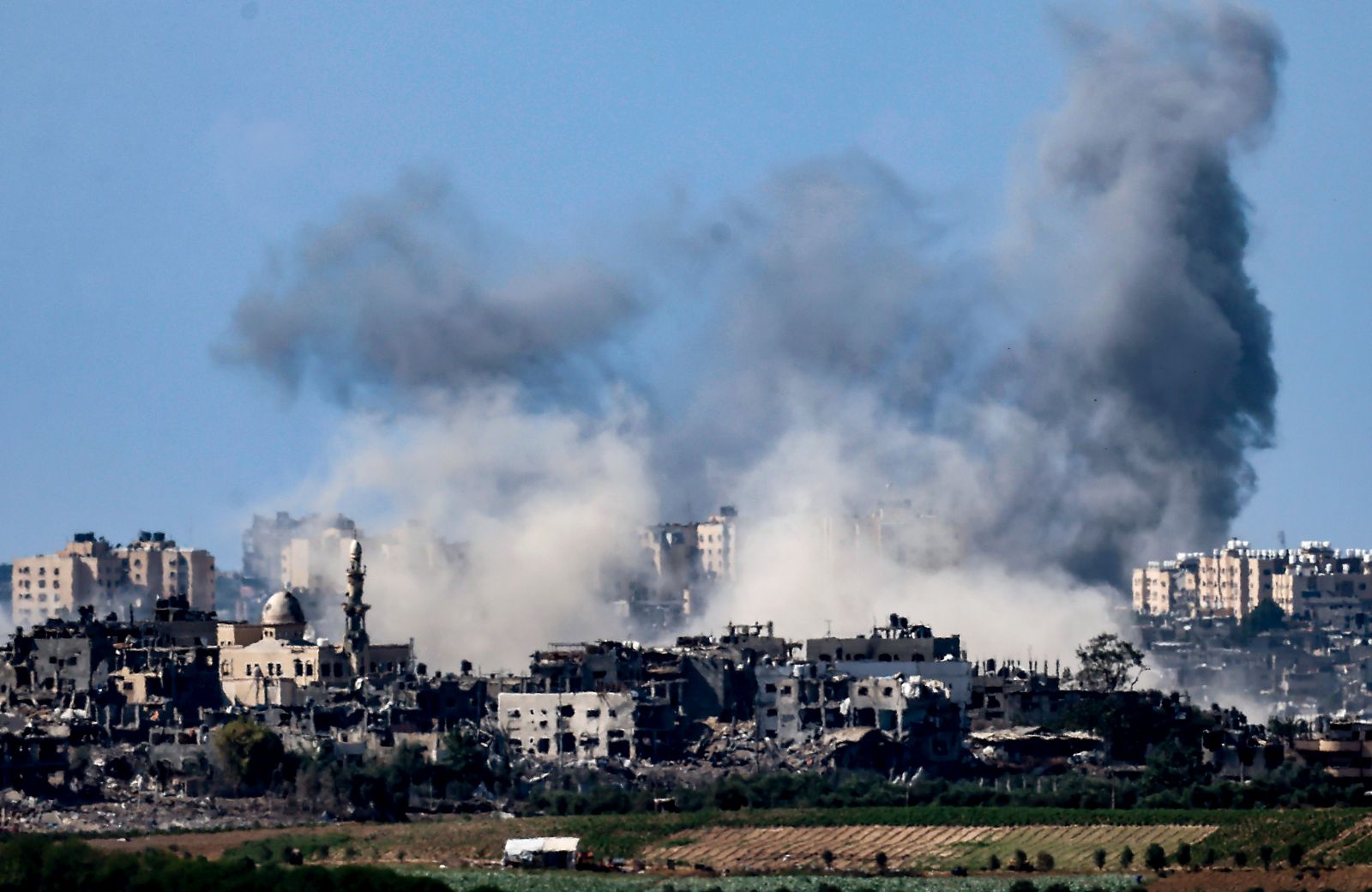 epa10923288 Smoke rises from the northern part of the Gaza Strip as a result of an Israeli airstrike, 17 October 2023. Israel has warned all citizens of the Gaza Strip to move to the south ahead of an expected invasion. More than 2,750 Palestinians and 1,300 Israelis have been killed according to the IDF and Palestinian health ministry, after Hamas militants launched an attack against Israel from the Gaza Strip on 07 October.  EPA/HANNIBAL HANSCHKE