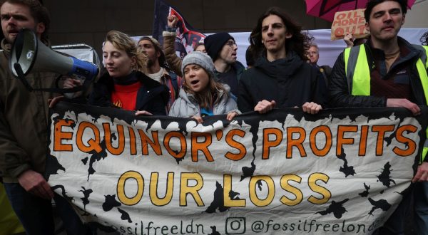 epa10923143 Swedish climate activist Greta Thunberg (C) takes part in a protest in central London, Britain, 17 October 2023. The protest was organized by the group Fossil Free London outside the Energy Intelligence Forum where chief executives of oil and gas companies are due to gather.  EPA/ANDY RAIN