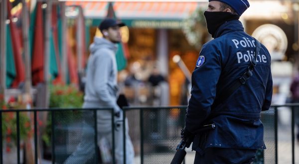 epa10923668 Belgian police officers secure Grand-Place square in Brussels, Belgium, 17 October 2023. A man, suspected of killing two Swedish football supporters on 16 October, was shot by the Police during an operation and has died, Belgian Police said. Following the incident, the Brussels Capital Region has increased its terror threat to level 4, the highest, the National Crisis Center announced.  EPA/JOSE COELHO
