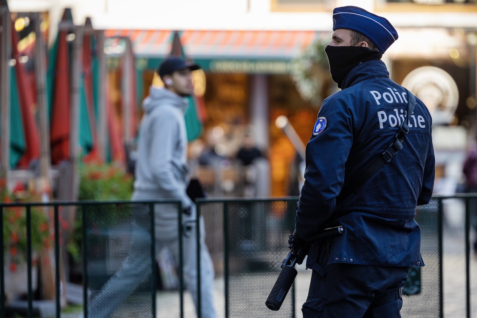 epa10923668 Belgian police officers secure Grand-Place square in Brussels, Belgium, 17 October 2023. A man, suspected of killing two Swedish football supporters on 16 October, was shot by the Police during an operation and has died, Belgian Police said. Following the incident, the Brussels Capital Region has increased its terror threat to level 4, the highest, the National Crisis Center announced.  EPA/JOSE COELHO