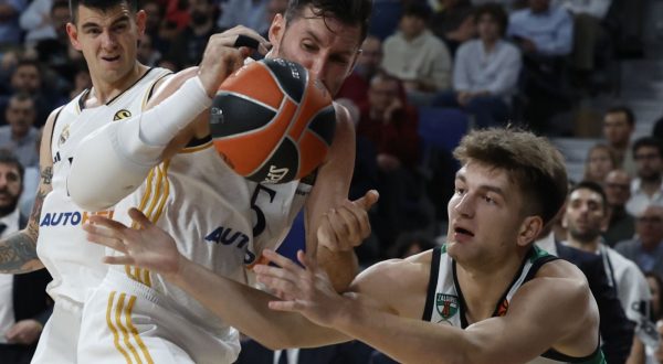 epa10924347 Real Madrid's Rudy Fernandez (L) in action against Zalgiris Kaunas' Dovydas Giedraitis during the Euroleague basketball match between Real Madrid and Zalgiris Kaunas, in Madrid, Spain, 17 October 2023.  EPA/JUANJO MARTIN