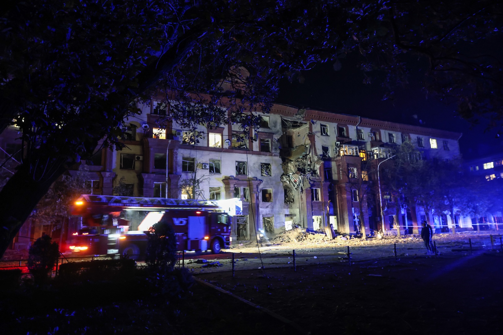 epa10924951 Rescue services attend to the scene of a residential building hit by a missile strike in, Zaporizhia, Ukraine, 18 October 2023. Two people were killed and three injured after Russia attacked Zaporizhzhia with missiles overnight, the Interior Ministry reported.  EPA/Kateryna Klochko