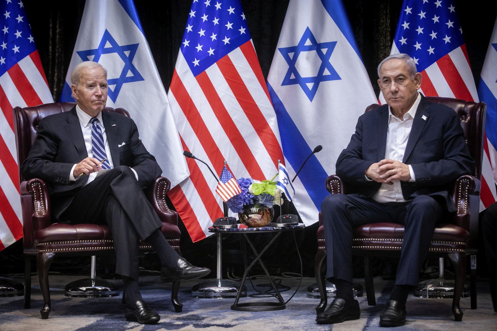 epa10925734 US President Joe Biden (L) looks on during a meeting with Israeli Prime Minister Benjamin Netanyahu (R) in Tel Aviv, Israel, 18 October 2023. President Biden pledged US support for Israel and said the overnight attack on a hospital in the Gaza strip 'appears' to have been caused 'by the other team'.  EPA/MIRIAM ALSTER / POOL