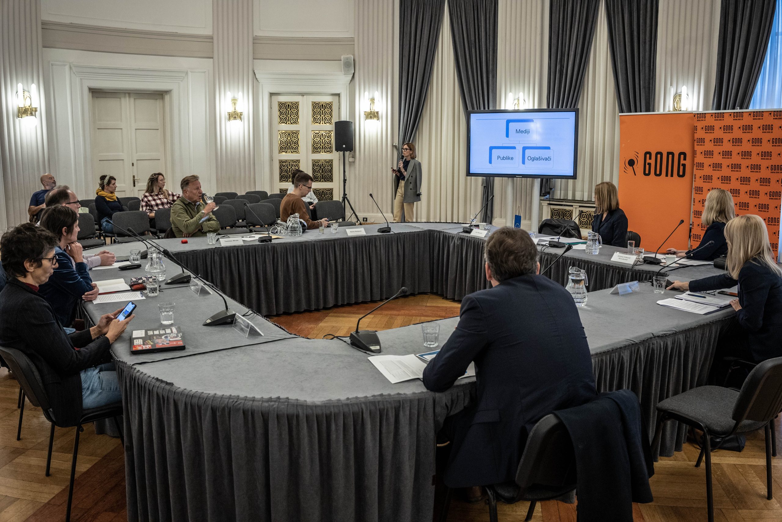 Zagreb, 18.10.2023 - Udruga Gong predstavila je analizu docentice Ive Nenadić "Modeli financiranja novinarstva u digitalnom dobu". Govorili su Iva Nenadić (Fakultet političkih znanosti u Zagrebu), Jasna Vaniček-Fila (Ministarstvo kulture i medija), Josip Popovac (Agencija za elektroničke medije), Maja Sever (Sindikat novinara Hrvatske), Melisa Skender (Hrvatsko novinarsko društvo), Dario Špelić (Hrvatska radiotelevizija), Tomislav Wruss (Hanza Media), Marko Matijević (Srednja.hr/Mirovina.hr/Bauštela.hr) i Oriana Ivković Novokmet (Gong)
Foto Hina/ Dario GRZELJ/ dag