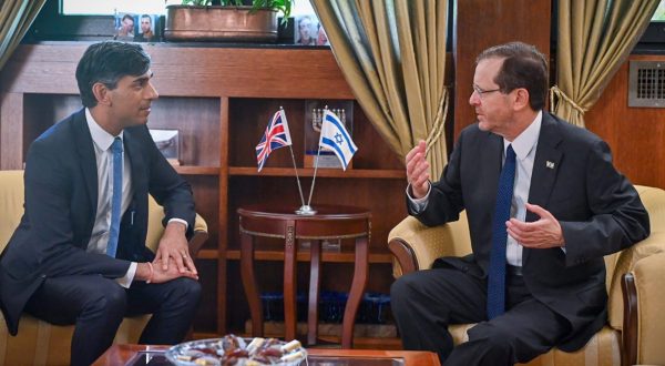 epa10926927 A picture released by the Government Press Office (GPO) on 19 October 2023, shows President Herzog (R) meeting now with UK Prime Minister Rishi Sunak (L) at the presidential residency in Jerusalem. More than 3,400 Palestinians and 1,400 Israelis have been killed according to the Israel Defense Forces (IDF) and the Palestinian Health authority since Hamas militants launched an attack against Israel from the Gaza Strip on 07 October. Israel has warned all citizens of the Gaza Strip to move to the south ahead of an expected invasion.  EPA/Kobi Gidon / GPO HANDOUT  HANDOUT EDITORIAL USE ONLY/NO SALES HANDOUT EDITORIAL USE ONLY/NO SALES
