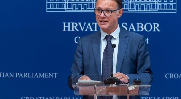 Zagreb, 19.10.2023. - Predsjednik Hrvatskog sabora Gordan Jandroković pojasnio je okupljenim novinarima poslovnik Sabora i reagirao na optužbe iz redova Kluba zastupnika Mosta.
Na fotografiji Gordan Jandroković.
foto HINA/ Edvard ŠUŠAK/ es
