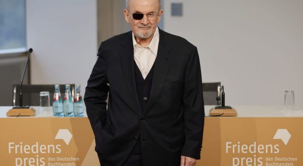 epa10928489 British-American novelist and German Book Trade Peace Prize laureate Salman Rushdie attends a press conference at the International Book Fair Frankfurt 2023 in Frankfurt am Main, Germany, 20 October 2023. The Peace Prize of the German Book Trade awarded by the German Publishers and Booksellers Association (Boersenverein des Deutschen Buchhandels) awards 25,000 euros and has been presented since 1950 at the end of the Frankfurt Book Fair. The 75th Frankfurt Book Fair runs from 18 to 22 October 2023. This year's Guest of Honor Country is Slovenia.  EPA/RONALD WITTEK