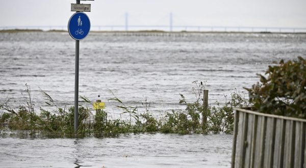 epa10928951 A view of a flooded area on the beach meadows by the houses on Vastergatan in Skanor, Sweden, 20 October 2023. The Swedish Meteorological and Hydrological Institute (SMHI) has issued an orange warning for high water levels along Scania's south coast and southwest corner when storm Babet moves in. In addition, there is a yellow warning for thunderstorms.  EPA/JOHAN NILSSON  SWEDEN OUT
