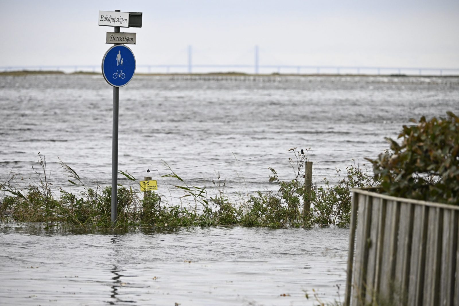 epa10928951 A view of a flooded area on the beach meadows by the houses on Vastergatan in Skanor, Sweden, 20 October 2023. The Swedish Meteorological and Hydrological Institute (SMHI) has issued an orange warning for high water levels along Scania's south coast and southwest corner when storm Babet moves in. In addition, there is a yellow warning for thunderstorms.  EPA/JOHAN NILSSON  SWEDEN OUT