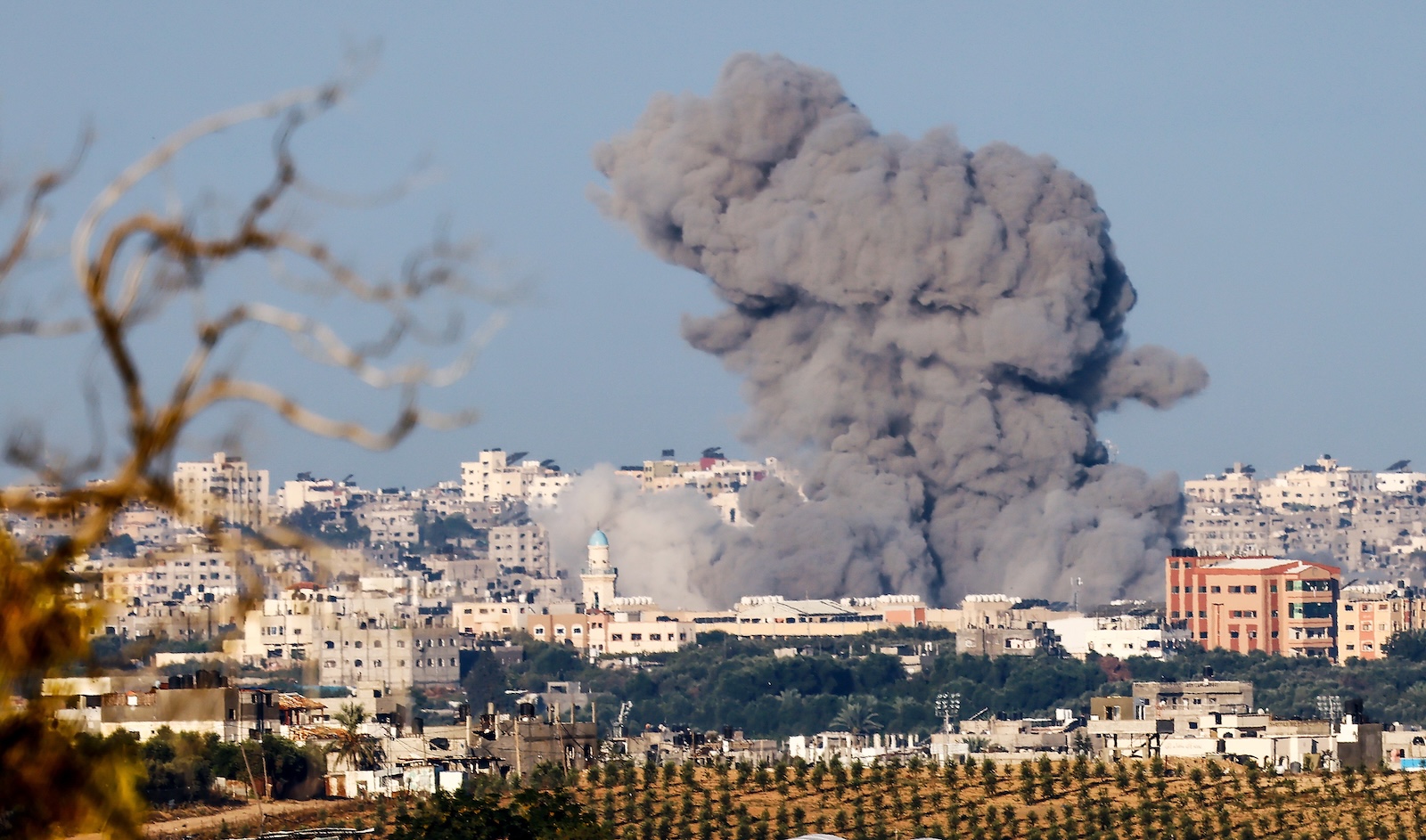 epa10930304 Smoke rises from the northern part of the Gaza Strip as a result of an Israeli airstrike, 21 October 2023. More than 4,000 Palestinians and 1,400 Israelis have been killed according to the Israel Defense Forces (IDF) and the Palestinian health authority since Hamas militants launched an attack against Israel from the Gaza Strip on 07 October. In the latest developments, Egypt is due to host, on 21 October, an international summit on the situation in Gaza, and after a Qatari mediation, two hostages have been released by Hamas on the evening of 20 October as confirmed by their relatives, Israeli officials and Hamas.  EPA/HANNIBAL HANSCHKE