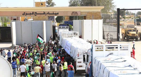 epaselect epa10930319 Trucks carrying humanitarian aid for the Gaza Strip cross the Rafah border gate, in Rafah, Egypt, 21 October 2023. As Egypt is to host, on 21 October, an international summit about Gaza, and following the negotiations between Egypt, the US, and Israel to allow relief aid to enter the Gaza Strip, some 20 aid trucks carrying food, water, and medicine have been allowed into the Gaza Strip through the Rafah land crossing on 21 October. The move comes after days during which trucks were blocked on the Egyptian side of the Rafah border crossing. Egypt's Foreign Ministry had requested that the Isareli strikes on the area near the Gaza side of the border crossing stop, in order to allow the passage of the aid.  EPA/KHALED ELFIQI