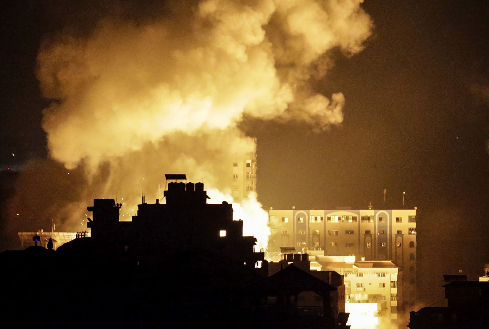 epa10930404 Smoke and flames rise after Israeli airstrikes west of Gaza City, 20 October 2023 (issued 21 October 2023). More than 4,000 Palestinians and 1,400 Israelis have been killed according to the Israel Defense Forces (IDF) and the Palestinian health authority since Hamas militants launched an attack against Israel from the Gaza Strip on 07 October. In the latest developments, Egypt hosts, on 21 October, an international summit on the situation in Gaza and after a Qatari mediation two hostages have been released by Hamas on the evening of 20 October as confirmed by their relatives, Israeli officials and Hamas.  EPA/MOHAMMED SABER