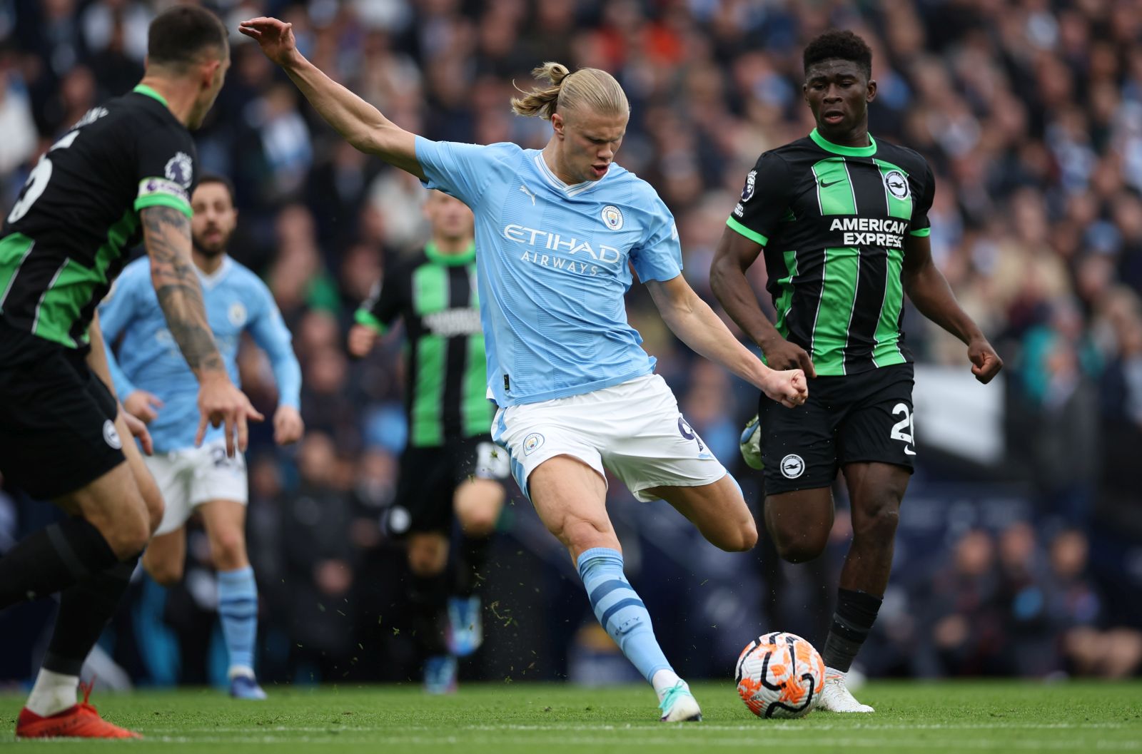 epa10930820 Erling Haaland of Manchester City (C) scores the 2-0 goal during the English Premier League match between Manchester City and Brighton & Hove Albion in Manchester, Britain, 21 October 2023.  EPA/ADAM VAUGHAN No use with unauthorized audio, video, data, fixture lists, club/league logos, 'live' services' or as NFTs. Online in-match use limited to 120 images, no video emulation. No use in betting, games or single club/league/player publications.