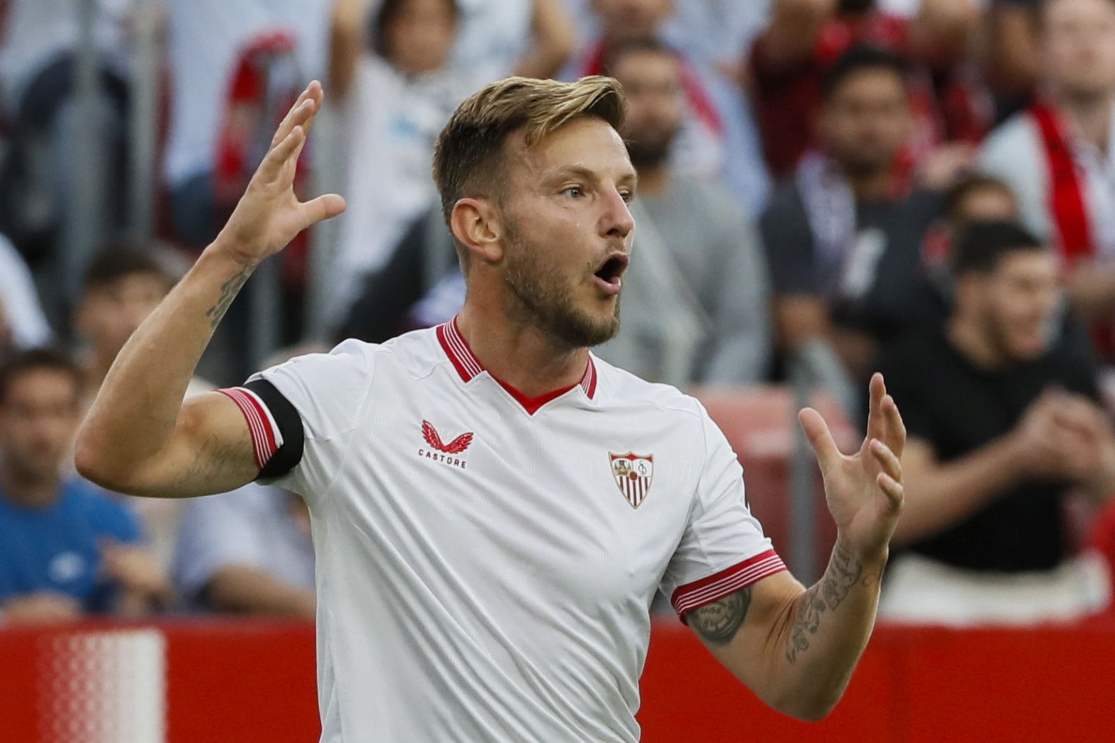 epa10931342 Sevilla FC's Ivan Rakitic reacts during the Spanish LaLiga soccer match between Sevilla FC and Real Madrid, in Sevilla, southern Spain, 21 October 2023.  EPA/JOSE MANUEL VIDAL
