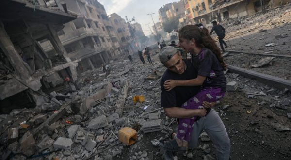 epaselect epa10931671 A man carries a wounded young girl following an Israeli airstrike in Gaza, 21 October 2023. More than 4,000 Palestinians and 1,400 Israelis have been killed, according to the Israel Defense Forces (IDF) and the Palestinian health authority, since Hamas militants launched an attack against Israel from the Gaza Strip on 07 October. Egypt hosted on 21 October an international summit on the situation in Gaza and, after a Qatari mediation, two hostages were released by Hamas on the evening of 20 October.  EPA/MOHAMMED SABER