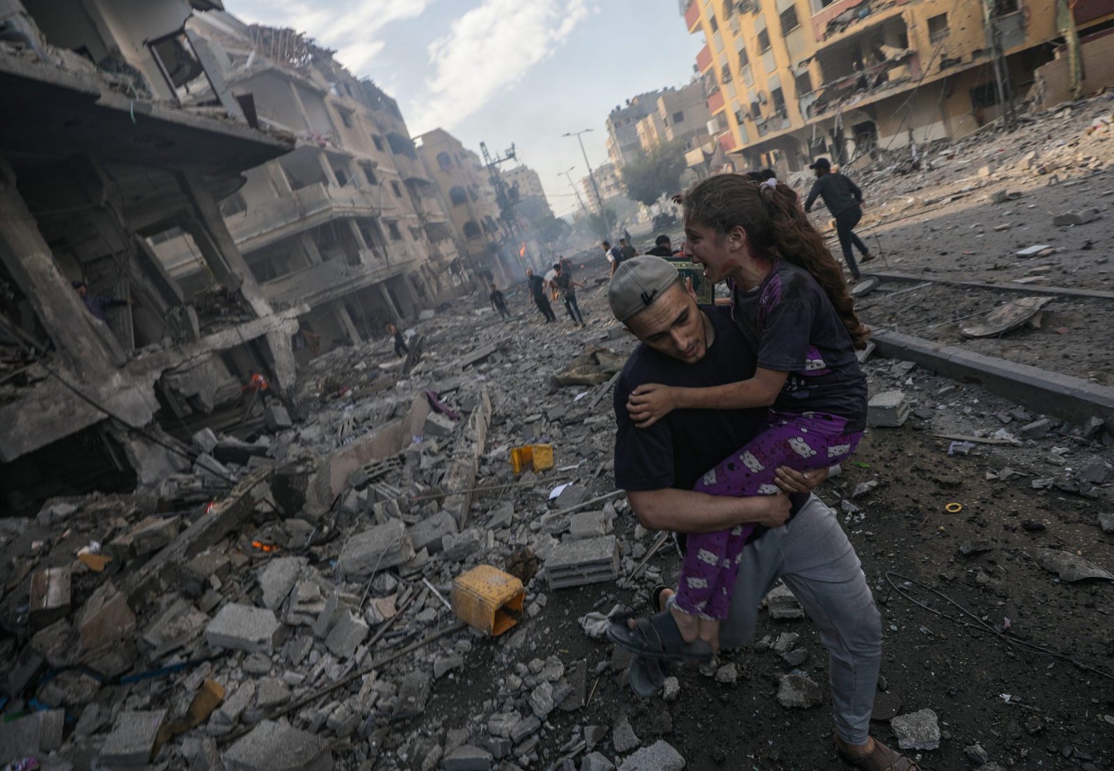 epaselect epa10931671 A man carries a wounded young girl following an Israeli airstrike in Gaza, 21 October 2023. More than 4,000 Palestinians and 1,400 Israelis have been killed, according to the Israel Defense Forces (IDF) and the Palestinian health authority, since Hamas militants launched an attack against Israel from the Gaza Strip on 07 October. Egypt hosted on 21 October an international summit on the situation in Gaza and, after a Qatari mediation, two hostages were released by Hamas on the evening of 20 October.  EPA/MOHAMMED SABER