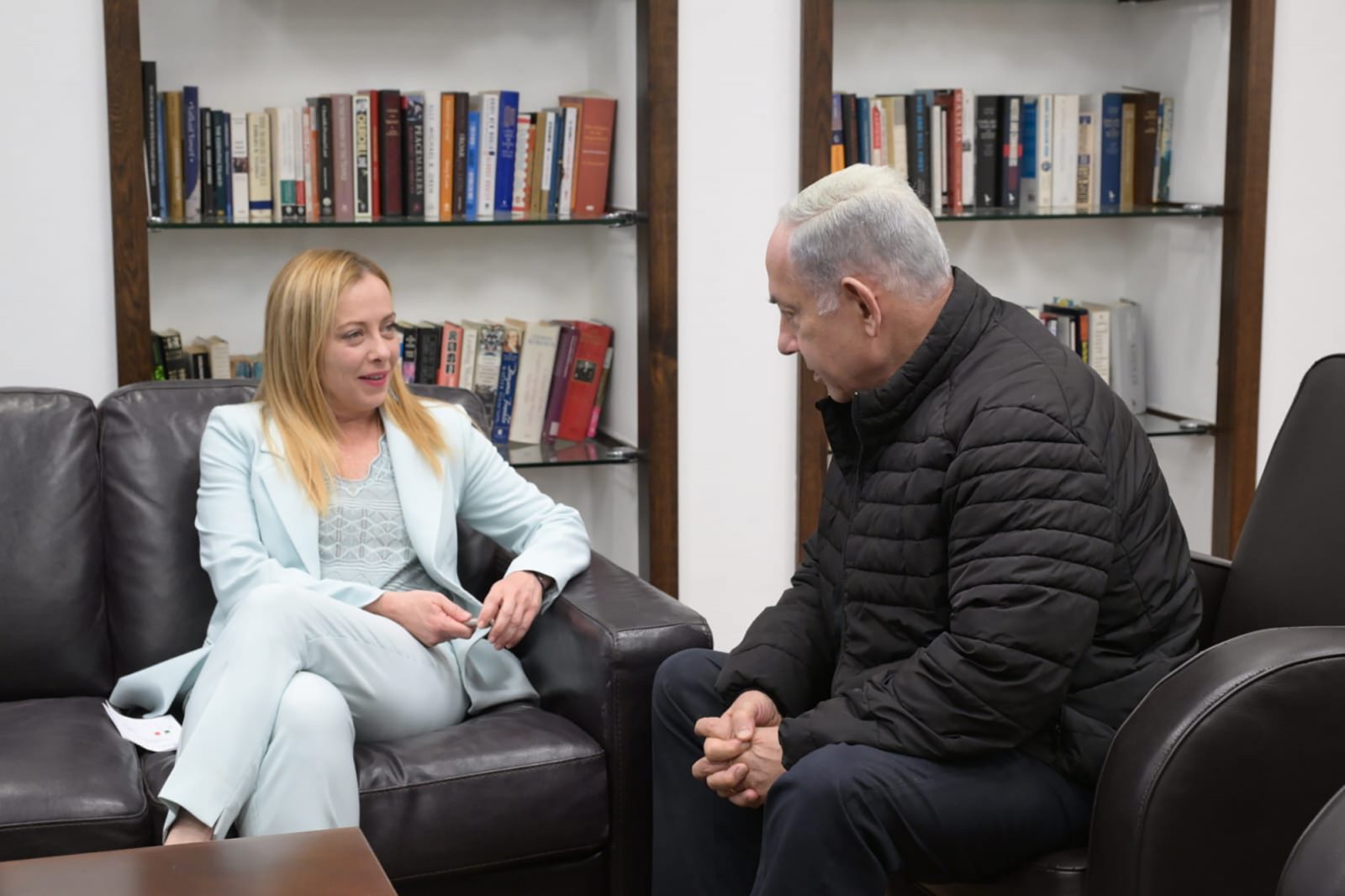epa10931486 A handout photo made available by the Israeli Government Press Office (GPO) shows Israeli Prime Minister Benjamin Netanyahu (R) meeting the Prime Minister of Italy, Giorgia Meloni, in Kirya Tel Aviv, which houses the Israeli Ministry of Defense, in Tel Aviv, Israel, 21 October 2023.  EPA/Avi Ohion / GPO / HANDOUT  HANDOUT EDITORIAL USE ONLY/NO SALES HANDOUT EDITORIAL USE ONLY/NO SALES