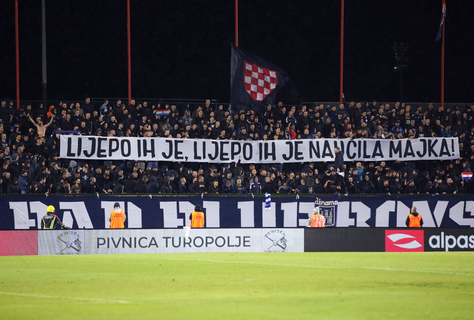 Velika Gorica, 21.10.2023.- Susret 12. kola Prve HNL Gorica - Dinamo na stadionu Radnika. Na slici navijaèi Dinama. foto HINA/ Lana SLIVAR DOMINIÆ/ lsd