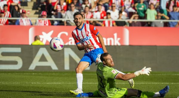 epa10932946 Girona's Ivan Martin (L) scores a goal during the Spanish LaLiga EA Sports match between Girona FC and UD Almeria at Montilivi stadium in Girona, Catalonia, Spain, 22 October 2023.  EPA/David Borrat