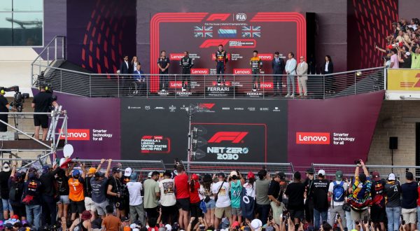 epa10933554 Dutch driver Max Verstappen of Red Bull Racing (C) Britain's Lewis Hamilton of Mercedes-AMG Petronas (L) and Britain's Lando Norris of McLaren team on the podium after the 2023 Formula 1 Grand Prix of the United States at the Circuit of the Americas in Austin, USA, 22 October 2023.  EPA/ADAM DAVIS
