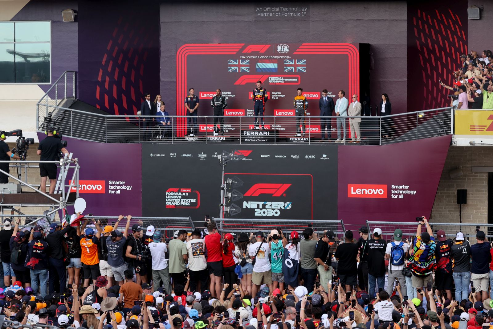 epa10933554 Dutch driver Max Verstappen of Red Bull Racing (C) Britain's Lewis Hamilton of Mercedes-AMG Petronas (L) and Britain's Lando Norris of McLaren team on the podium after the 2023 Formula 1 Grand Prix of the United States at the Circuit of the Americas in Austin, USA, 22 October 2023.  EPA/ADAM DAVIS
