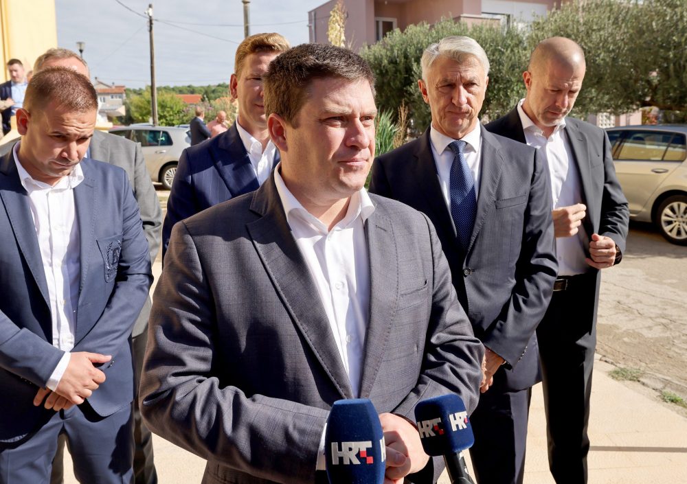 Bibinje, 23.10.2023. - Potpredsjednik Vlade i ministar mora, prometa i infrastrukture Oleg Butković obišao projekt sanacije pomorskog dobra Šulterova vala na Obali Alfreda Lisice. Nakon obilaska lučkih projekata u prostorijama Općine Bibinje sudjelovao je na sastanku vezanom za izgradnju željezničke zaobilaznice naselja Bibinje.
Na fotografiji: Oleg Butković, 
Foto: HINA/Zvonko KUCELIN