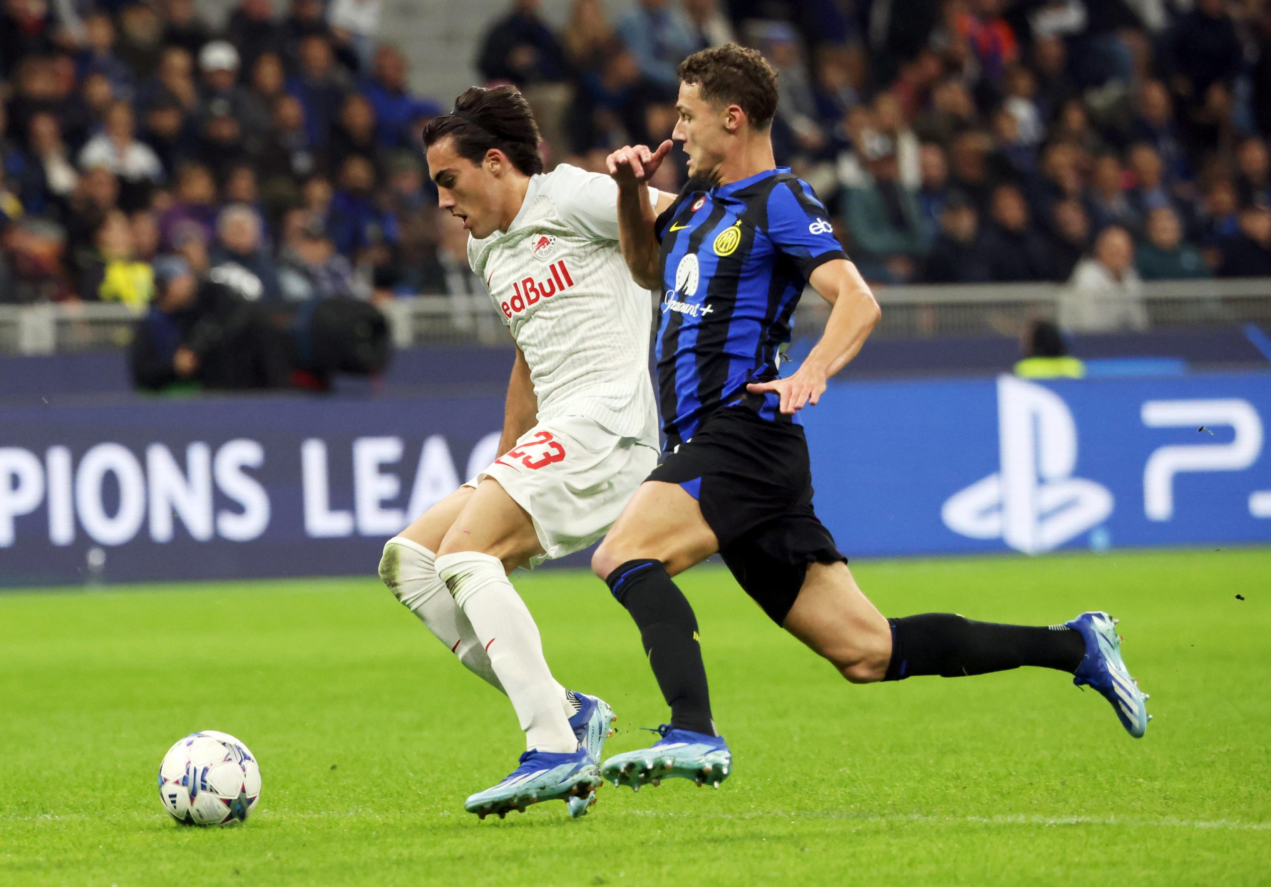 epa10936520 FC Salzburg's Petar Ratkov (L) in action against Inter’s Benjamin Pavard during the UEFA Champions League group D soccer match between FC Inter and FC Salzburg in Milan, Italy 24 October 2023.  EPA/MATTEO BAZZI