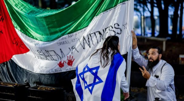 epa10937331 Pro-Israel (L) and pro-Palestine (R) protesters face off during a 'Ceasefire Now' demonstration in reaction to the ongoing conflict between Israel and Hamas, in downtown Atlanta, Georgia, USA, 24 October 2023. Thousands of Israelis and Palestinians have died since the militant group Hamas launched an unprecedented attack on Israel from the Gaza Strip on 07 October, and the Israeli strikes on the Palestinian enclave which followed it.  EPA/ERIK S. LESSER
